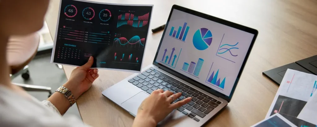 Profesional observando datos en pantalla, ejemplificando el rol de un arquitecto de datos en la gestión y visualización de información.